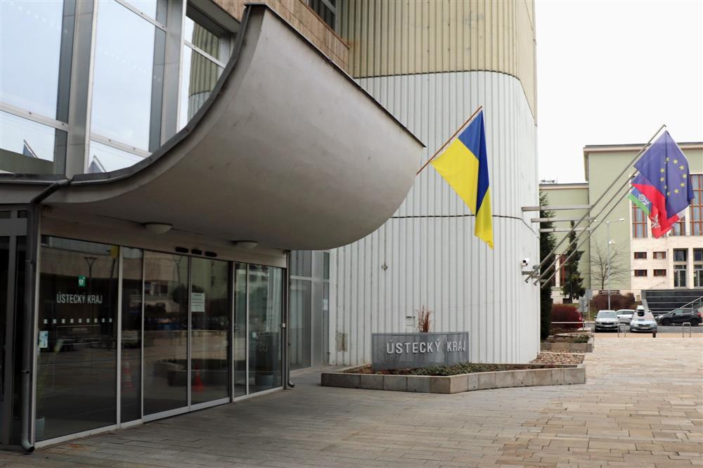 Ústecký kraj vyvěsil státní vlajku Ukrajiny na krajském úřadě na znamení gesta solidarity