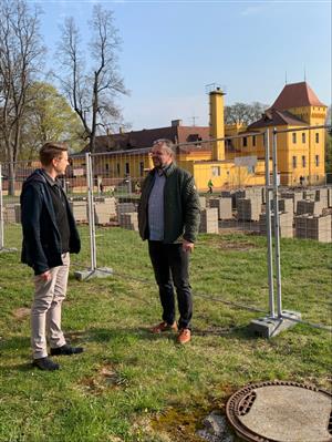 Náměstek Jiří Kulhánek diskutuje společně s ředitelem Martinem Nuhlíčkem nad stavbou