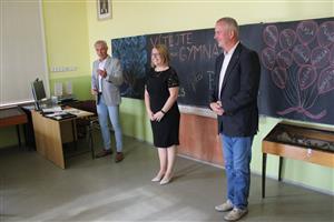 Radní pro školství Jindra Zalabáková na Gymnáziu Žatec. Vpravo ředitel Miroslav Řebíček a vlevo učitel Pavel Baroch