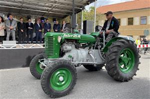 Průvod - historické traktory Zetor