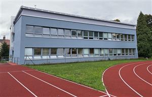 Za budovou „A“ podbořanského gymnázia je pěkný sportovní areál