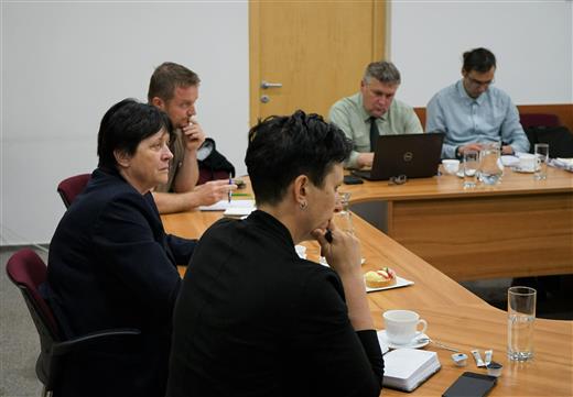 Náměstkyně Lubomíra Mejstříková (vlevo) naslouchá účastníkům jednání