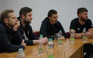 Vlevo trenér Lovosic Roman Jelínek a vedle něj brankář Artur Adamík