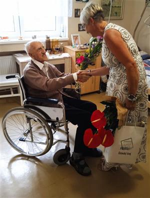 Klient Domova sociálních služeb Meziboří Josef Malypetr oslavil 99. narozeniny