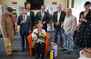 Mezi gratulanty nechyběl ani ředitel domova pro seniory Jaroslav Zeman (třetí zprava)