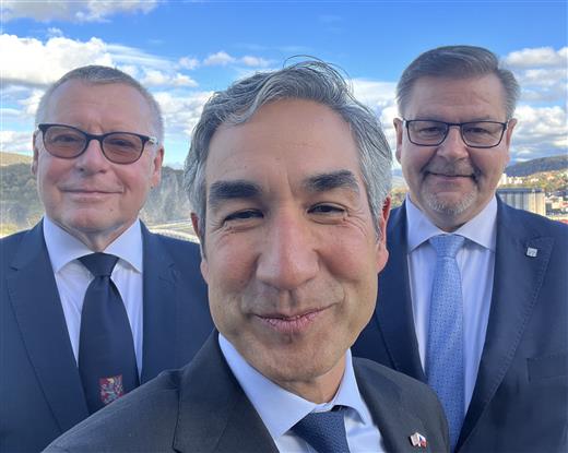 Petr Nedvědický (primátor města Ústí nad Labem), Bijan Sabet (velvyslanec USA) a Jan Schiller (hejtman Ústeckého kraje) si udělali společné selfie)