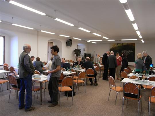 Diskuze mezi účastníky zahajovací konference v Chomutově
