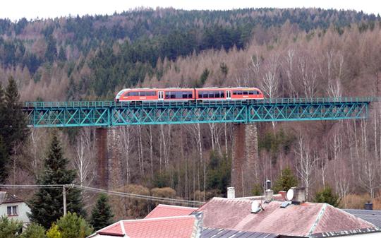Trať 083, linka U28. Železniční viadukt na Vilémovským údolím 19.3.2012