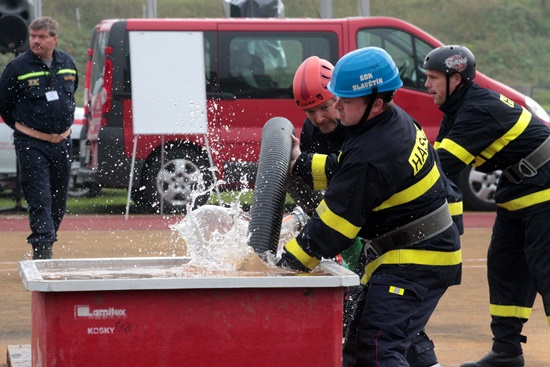 Dobrovolní hasiči převzali techniku od Ústeckého kraje