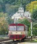 Staré motoráčky řady 810 jsou v posledních letech v Ústeckém kraji na ústupu. Na trati 073, kde byl tento na konci roku 2012 vyfotografován ve Velkém Březně je již také nahrazen Regionovou.