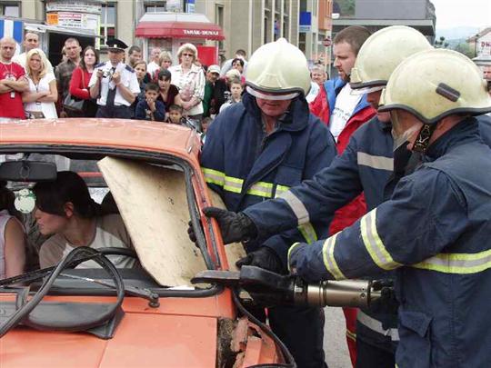 Příprava na odstranění střechy havarovaného automobilu