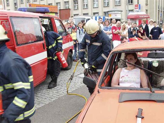 K obětem nehody je nejvhodnější přístup bočními dveřmi