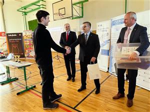 Slavnostního vyhlášení výsledků soutěže se zúčastnil hejtman Jan Schiller (uprostřed) i primátor Chomutova Marek Hrabáč (Vpravo)