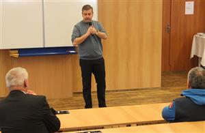 Hejtman Jan Schiller při úvodní řeči v Centru bakalářských studií