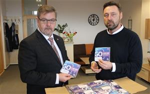 Hejtman Jan Schiller převzal od manažera společnosti O2 Marcela Kurfürsta první várku sim karet
