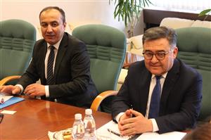 Vlevo Ilkhom Ochilov, první sekretář uzbecké ambasády v Berlíně