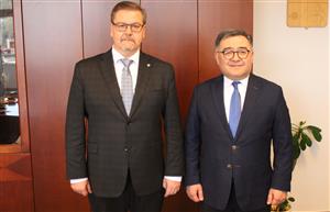 Hejtman Jan Schiller a velvyslanec Republiky Uzbekistán v ČR Nabijon Kasimov