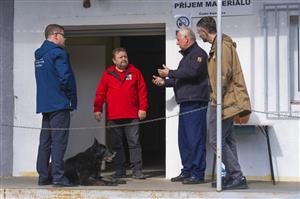 Sklad si společně prohlédli pracovníci krajského krizového řízení v čele s hejtmanem