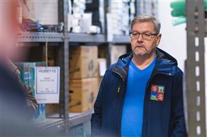 Hejtman Ústeckého kraje Jan Schiller při prohlídce skladu humanitární pomoci