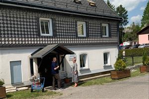 Náměstek hejtmana Jiří Kulhánek s ředitelkou Domova Brtníky Ilonou Trojanovou diskutuje o stavu objektů ve vazbě na požárně bezpečnostní řešení