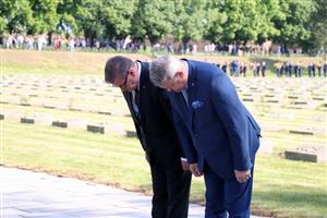 Památce zesnulým během druhé světové války se poklonil hejtman Jan Schiller a radní Tomáš Rieger