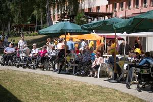 Tradiční zahradní setkání seniorů s názvem Mezibořské slunce