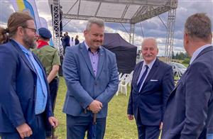 Na akci se náměstek hejtmana pro oblast cestovního ruchu Jiří Řehák (vlevo) a radní pro majetek a investice Tomáš Rieger (druhý zleva) setkali s maršálkem Varmijsko-mazurského vojvodství Gustawem Markem Brzezinem (druhý zprava)