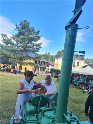 Oběd na turnaji v pétanque se vařil v polní kuchyni