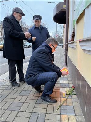 Den památky obětí holocaustu si akcí Stolpersteine (Kameny zmizelých) připomněl Ústecký kraj v Teplicích