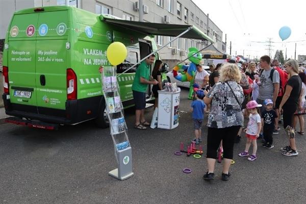 Propaguje v terénu využití krajské dopravy a pomáhá cestujícím vybrat nejvhodnější předplacený tarif