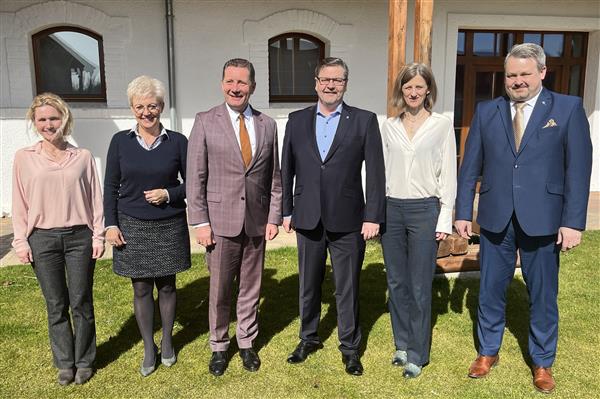 Společná fotografie obou delegací