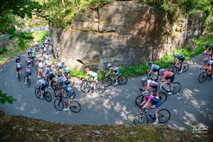 Na kochání se krásnou krajinou neměly závodnice čas. Foto: Marian Maštrla/TdF