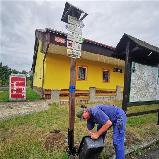 Montáž nového turistického značení