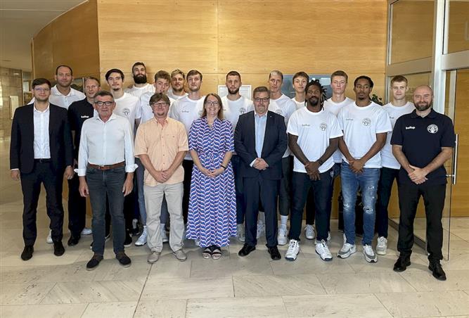 Basketbalisté Armexu Děčín u hejtmana