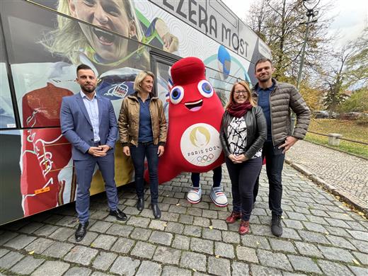 Marek Hrvol, Barbora Špotáková, Jindra Zalabáková a Ondřej Synek s maskotem festivalu čepicí Phryges