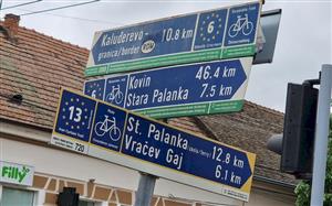 Rozcestník na křížení evropských cyklotras EuroVelo ve obci Bela Crkva