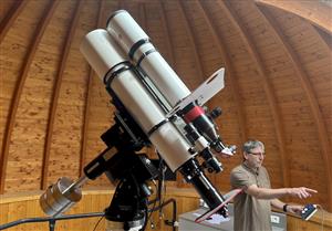 Hvězdárna má ještě jeden menší dalekohled, ten slouží hlavně pro veřejnost