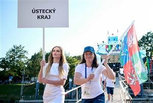 Vlajkonoška Ústeckého vodní slalomářka Tereza Fišerová na slavnostním zahájení ODM 2024
