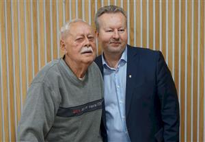 Dvě druhá místa získal pan Zdeněk Tomáš. Cenu a diplom mu předal hejtman Richard Brabec