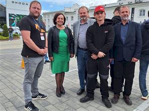 Celkový vítěz Patrik Chudomel s paní ředitelkou SOŠ a SOU Neklanova Helenou Všetečkovou