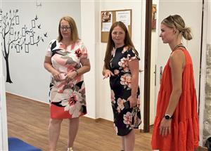 V Dětském domově v Krupce se náměstkyně setkala s Barborou Kasajovou (vpravo)