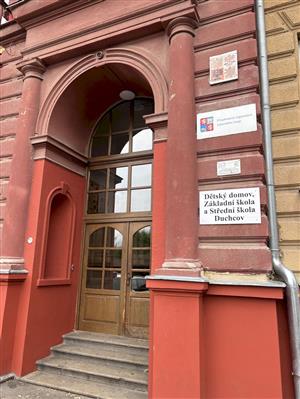 Hlavní vchod do objektu. V něm kromě dětského domova sídlí také základní a střední škola