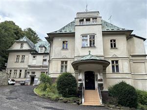 Iva Brzobohatá, ředitelka DD “Země dětí “ a ŠJ Česká Kamenice (vpravo)