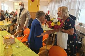 Ke gratulantům se připojila i vedoucí odboru sociálních věcí Marie Blažková