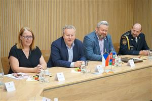 Zleva: Jindra Zalabáková, 1. náměstkyně hejtmana Ústeckého kraje pro sport, mládež a tělovýchovu, hejtman Richard Brabec, radní Ústeckého kraje Tomáš Rieger a Martin Laníček, ředitel HZS Ústeckého kraje