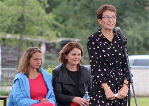 K přítomným promluvila i Jana Karla Režná, vnučka letce Františka Fajtla