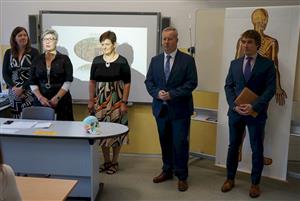 Zprava: Roman Kovář, vedoucí odboru školství, mládeže a tělovýchovy, hejtman Richard Brabec, zástupkyně ředitelky Eva Provazníková a ředitelka ústecké zdrávky Dagmar Horáková Horáková, ředitelka školy