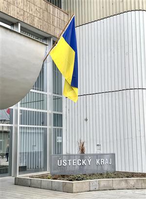 Státní vlajka Ukrajiny visí nad hlavním vchodem krajského úřadu