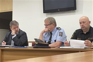 Hejtman Jan Schiller (vlevo) spolu s krajským ředitelem Policie Ústeckého kraje a Hasičského záchranného sboru Ústeckého kraje