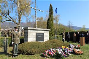 Pietní akt proběhl u památníku 313 obětí transportu smrti v Krupce na Prokopce